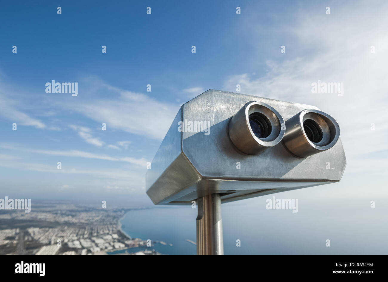Metall grau Münzautomaten Teleskop am schönen Sommer Panoramablick auf Stadtbild, blauer Himmel und Meer Wasser isoliert. Türkei, Antalya Stadt. Stockfoto
