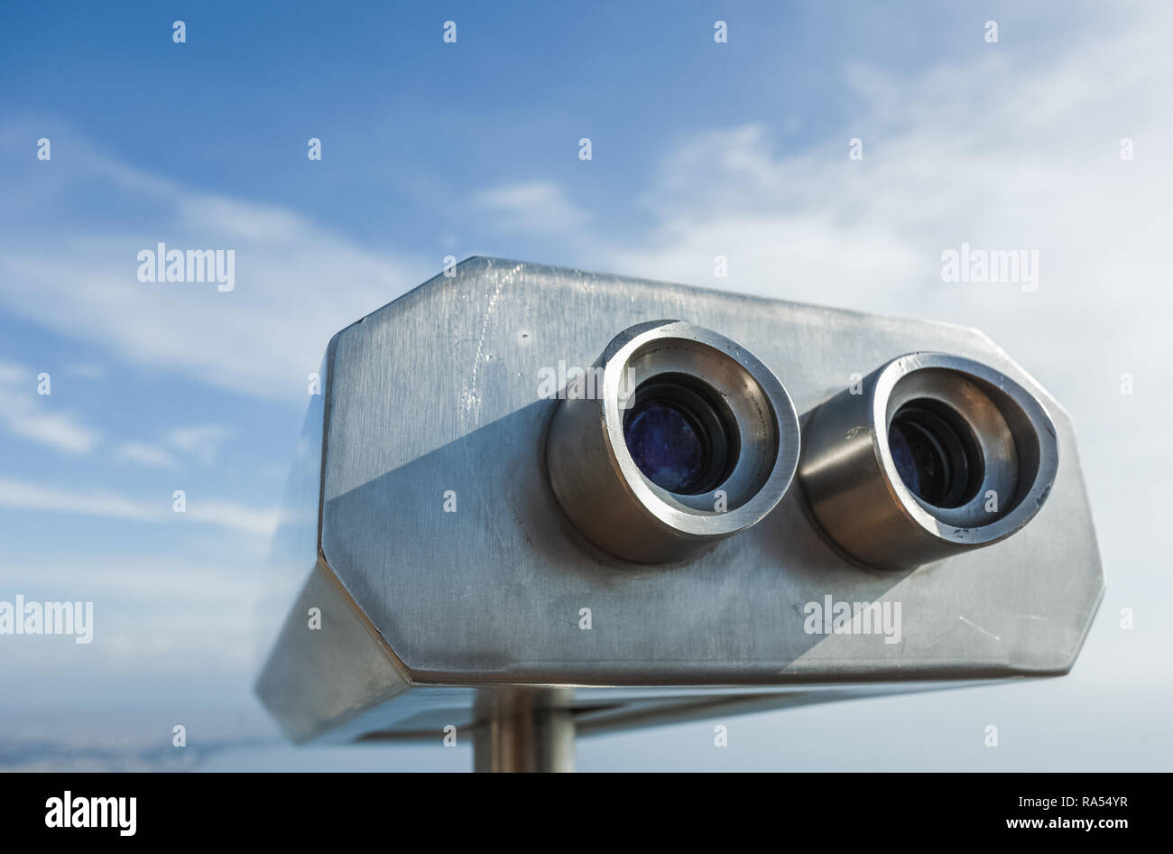 Detailansicht von Münzautomaten binocular Viewer für Suche im schönen Sommer Landschaft. Am blauen Himmel Hintergrund isoliert. Horizontale Foto Stockfoto