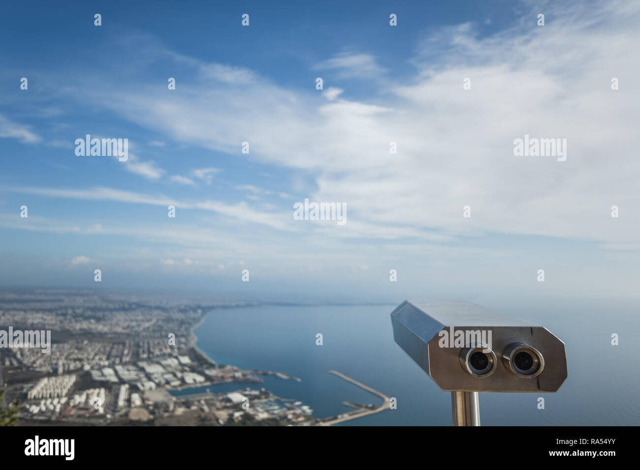 Metall grau Münzautomaten Teleskop am schönen Sommer Panoramablick auf Stadtbild, blauer Himmel und Meer Wasser isoliert. Türkei, Antalya Stadt. Stockfoto