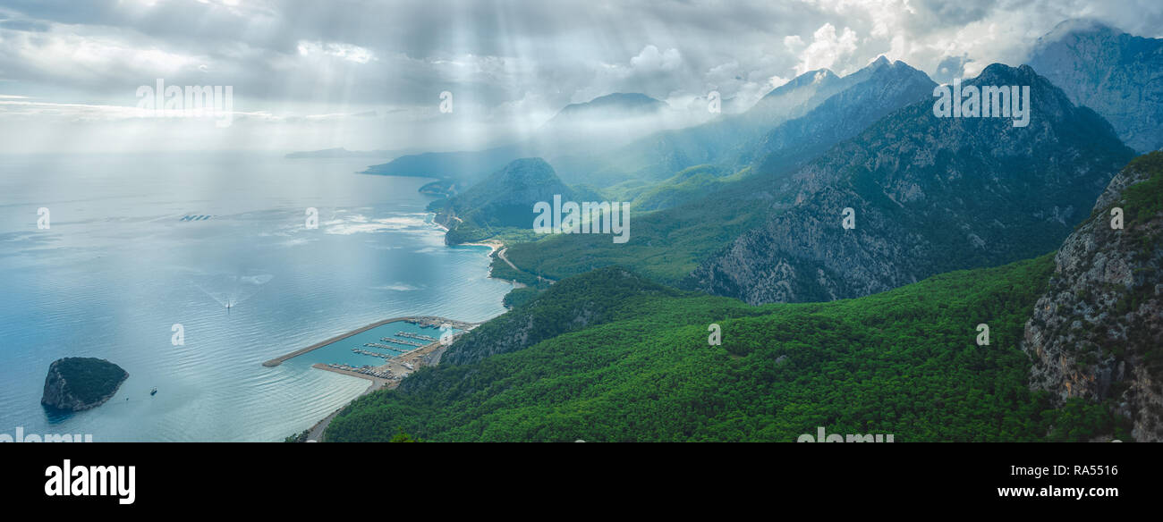 Antenne Weitwinkelansicht Bergpanorama in Antalya, Türkei, sonnigen blauen Himmel, weiße Wolken, Sonnenstrahlen und Sonnenstrahlen durch die Wolken, blau Stockfoto