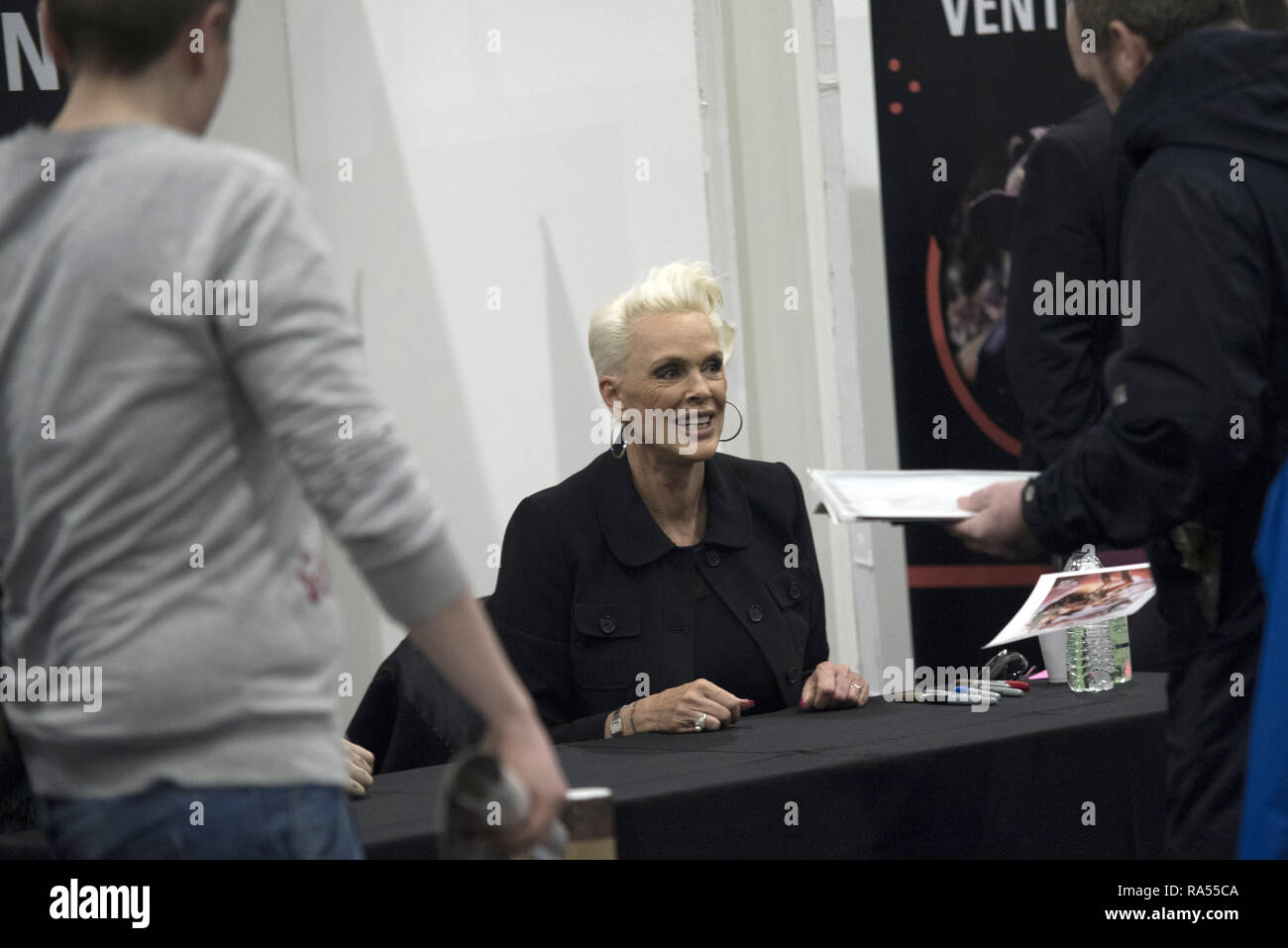 Sci-Fi Berühmtheiten treffen Fans bei der Für die Liebe der Sci-Fi Convention gehalten an Bowlers Messegelände Mit: Brigitte Nielsen Wo: Manchester, Großbritannien Wann: 01 Dec 2018 Credit: Graham Finney/WANN Stockfoto