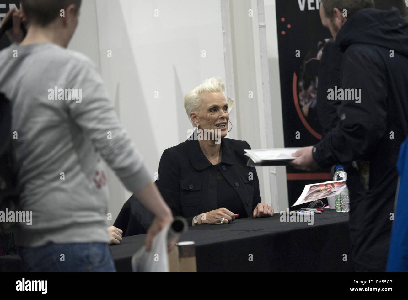 Sci-Fi Berühmtheiten treffen Fans bei der Für die Liebe der Sci-Fi Convention gehalten an Bowlers Messegelände Mit: Brigitte Nielsen Wo: Manchester, Großbritannien Wann: 01 Dec 2018 Credit: Graham Finney/WANN Stockfoto