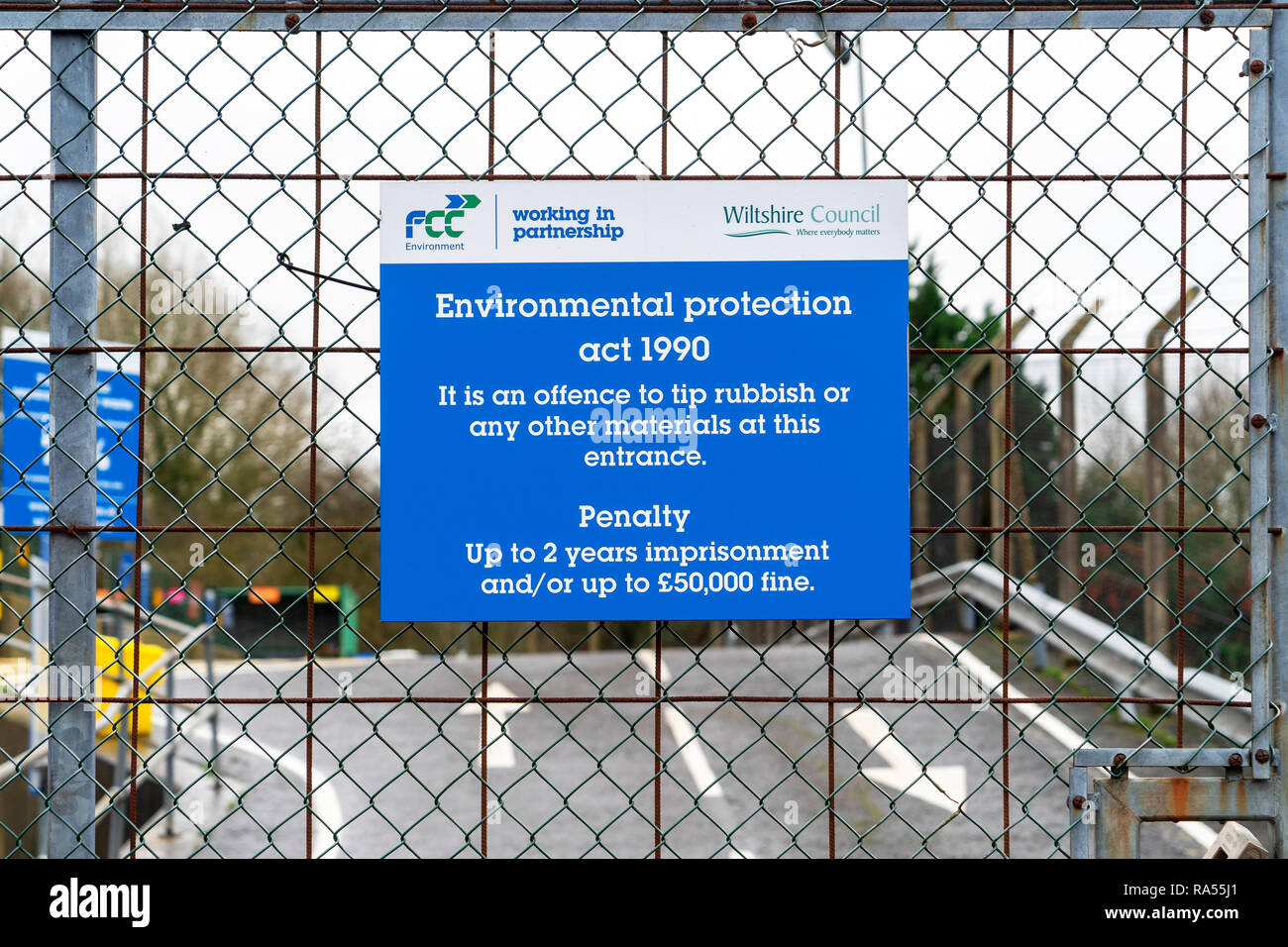 Umweltschutzgesetz 1990 Zeichen auf dem Tor am Eingang zu einem Recycling Center Stockfoto