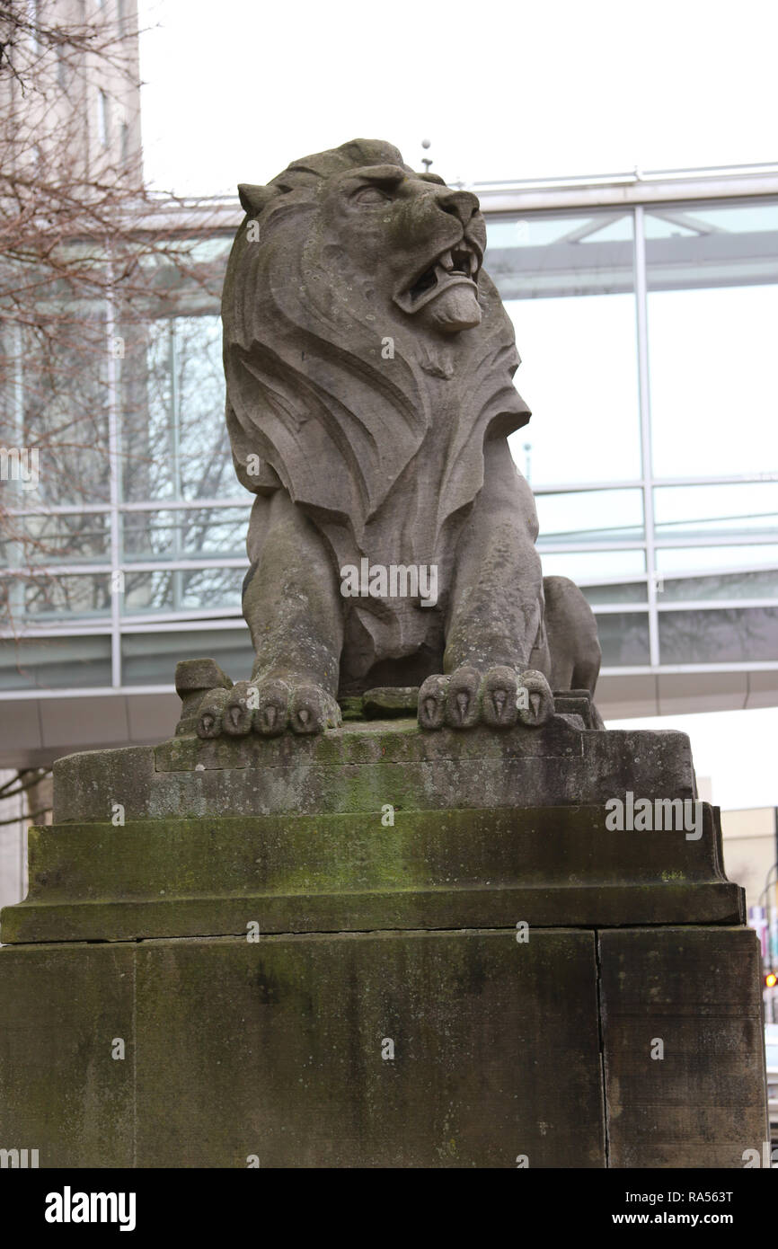 Ein Löwe Statue vor dem Gerichtsgebäude in Akron, Ohio Stockfoto