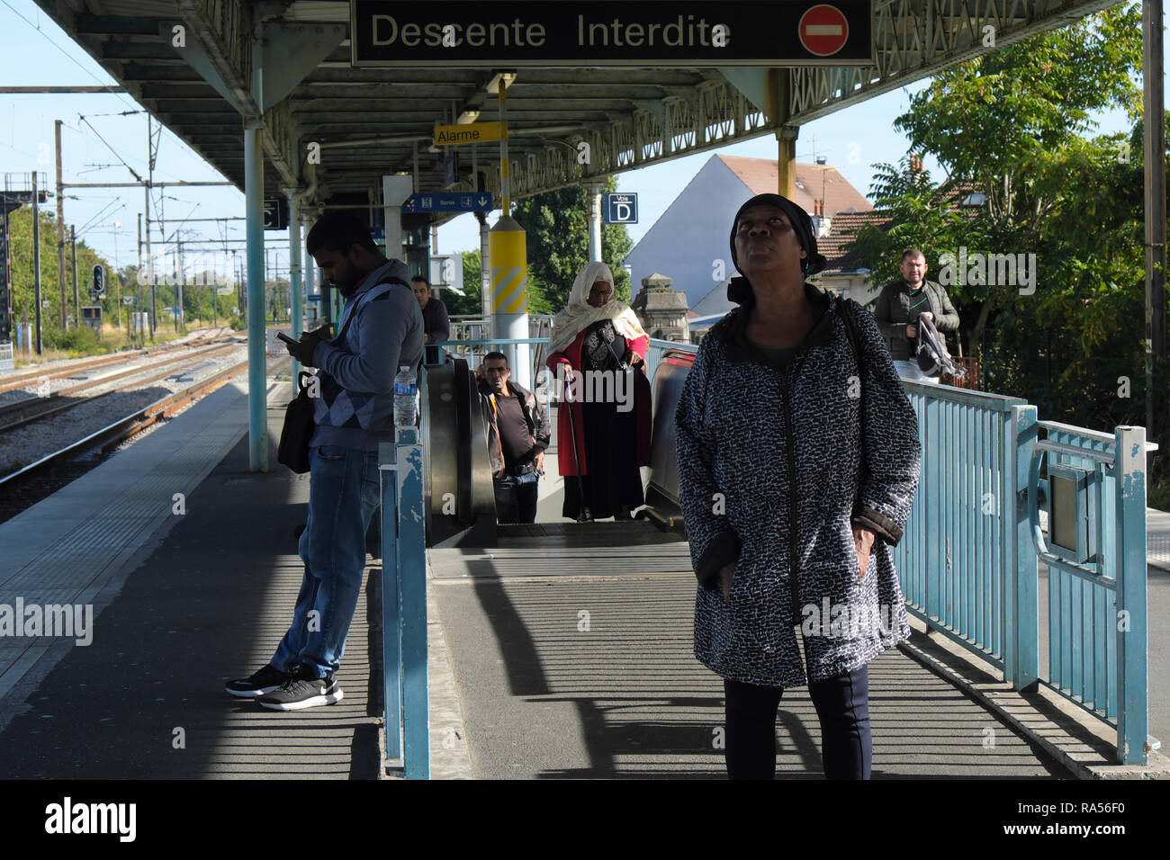 Passagiere warten auf einen Zug in den Bahnhof Frankreich Stockfoto