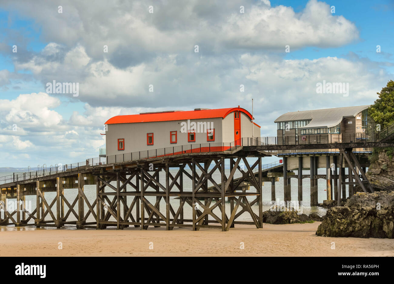 TENBY, Pembrokeshire, Wales - August 2018: Die alten Rettungsboot station in Tenby, West Wales mit der neuen Station im Hintergrund. Die alte stationt hat Stockfoto