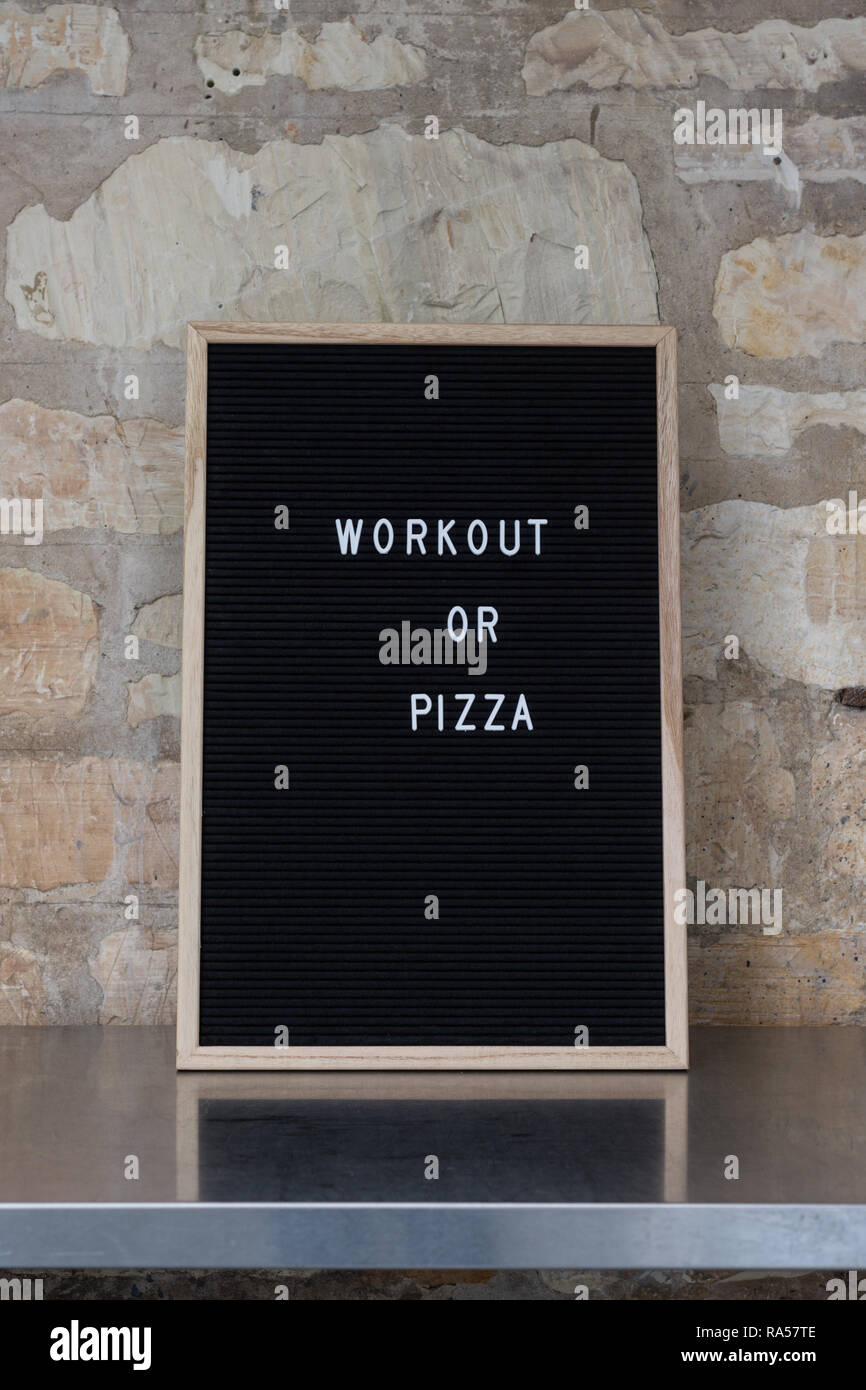 Letterboard Schild, Workout oder Pizza Stockfoto