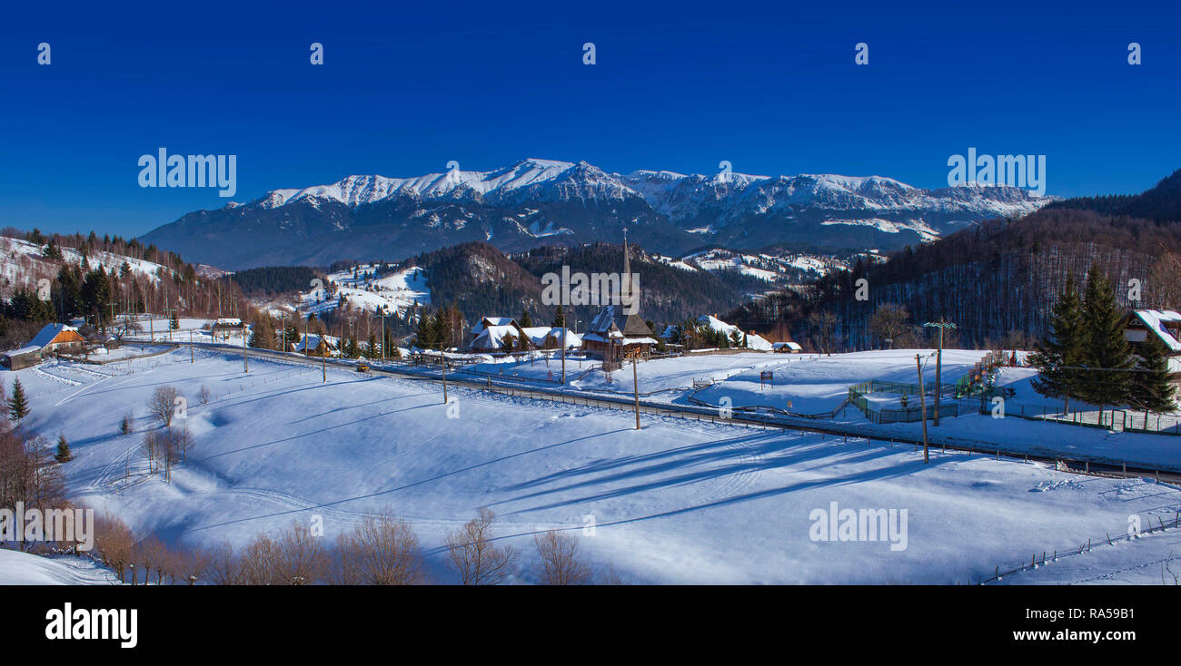 Bucegi Bergen aus Rucar-Bran Überführung gesehen. Rumänischen Karpaten Stockfoto