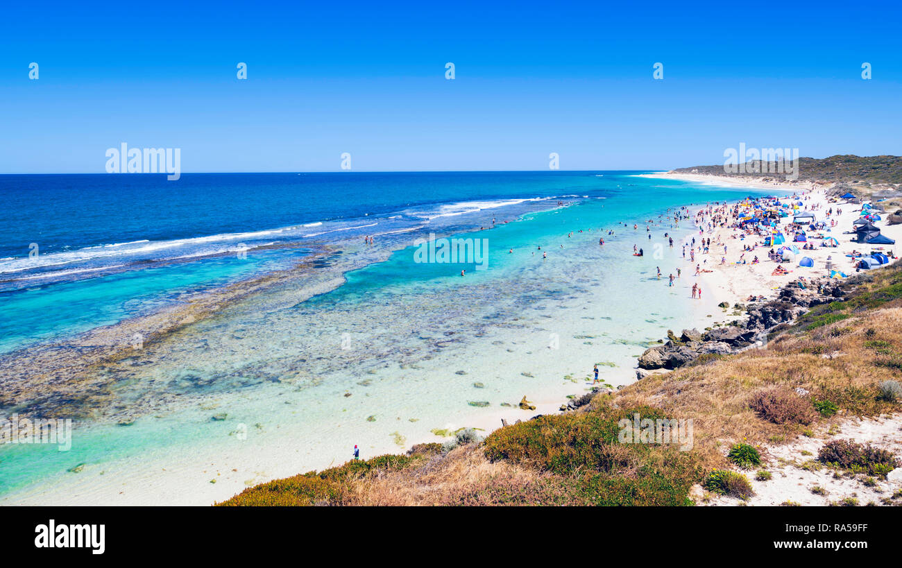 Perth, Western Australia. Menschen in Yanchep Lagoon Beach an einem heißen Sommertag. Stockfoto