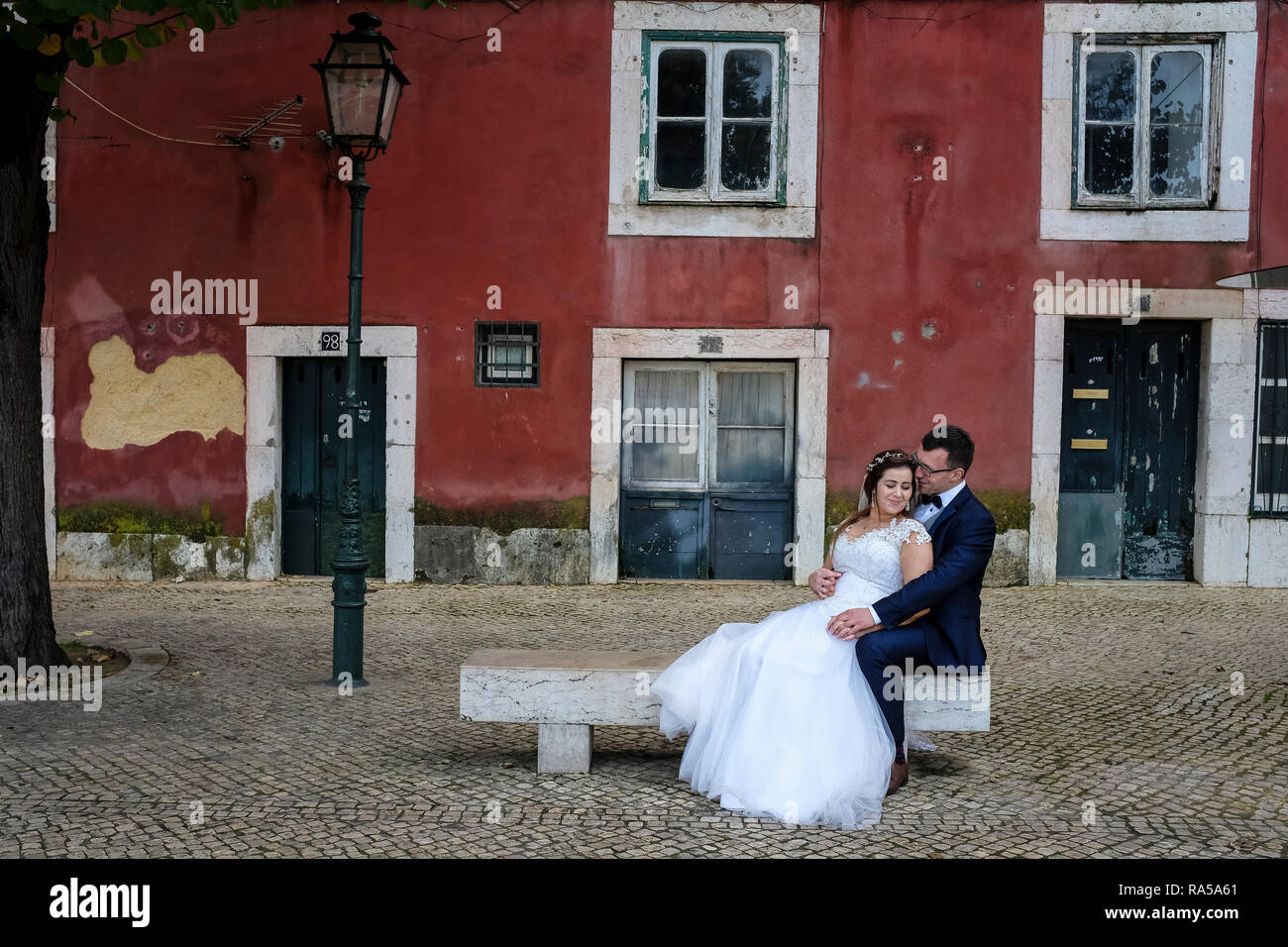 Eine Braut und Bräutigam haben ihre Hochzeitsfotos in den Straßen von Lissabon, Portugal. Stockfoto