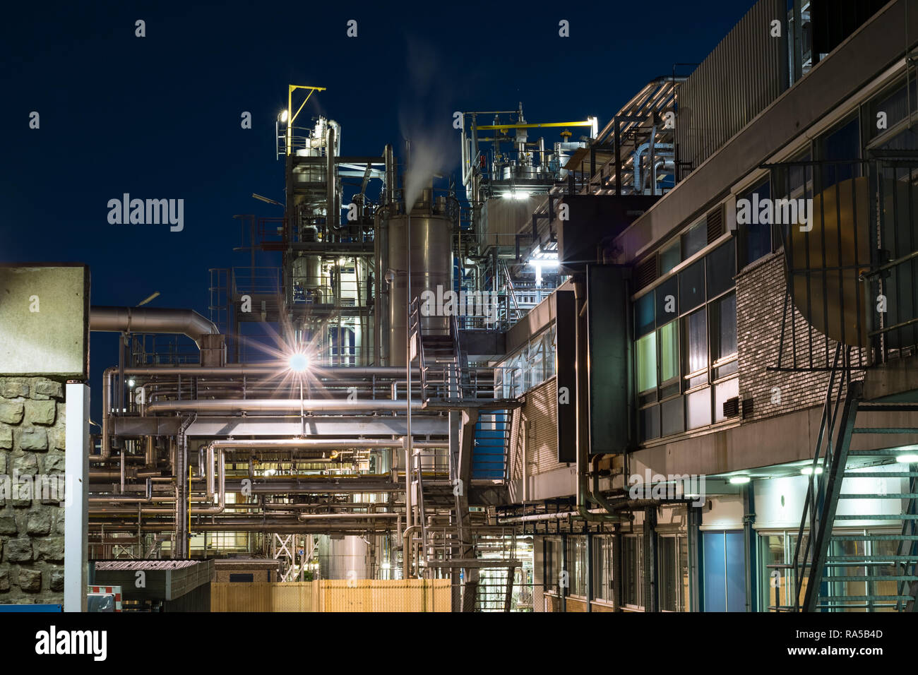 Detailansicht einer chemischen Anlage in der Nacht. Die Arbeit in der Nacht. Urbane Landschaft in Gouda, Niederlande. Stockfoto