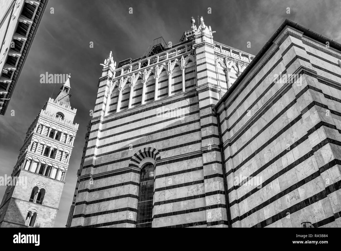 Schöne schwarze und weiße Blick auf einen Blick auf das historische Zentrum von Pistoia, Toskana, Italien Stockfoto