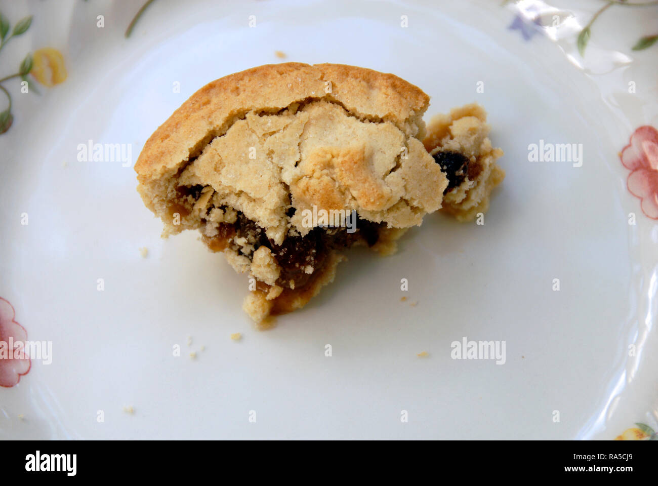 Bleibt der teilweise gegessen Mince Pie auf Platte Stockfoto
