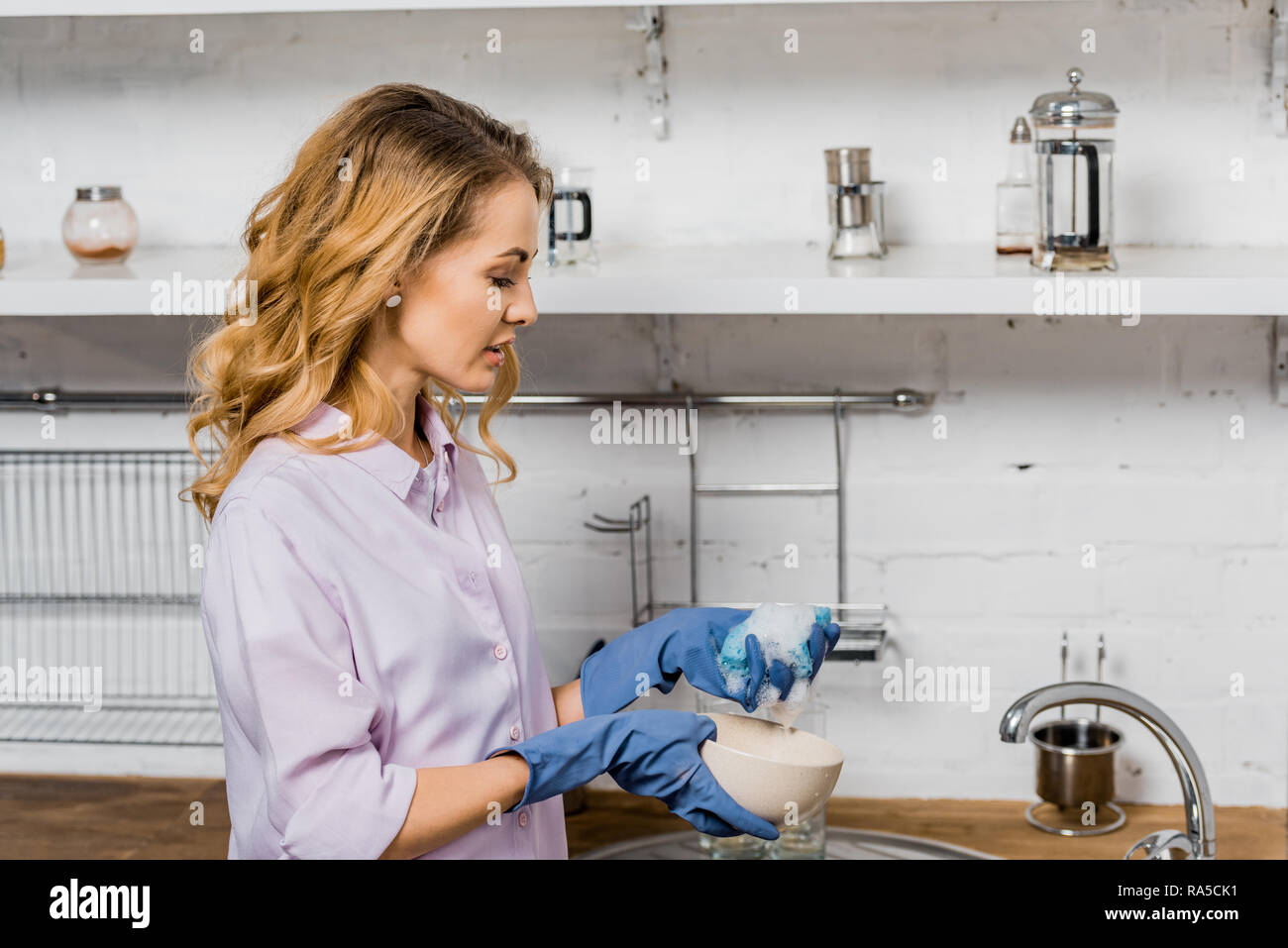 Attraktive Frau in Gummihandschuhe Geschirr in der Küche Stockfotografie -  Alamy