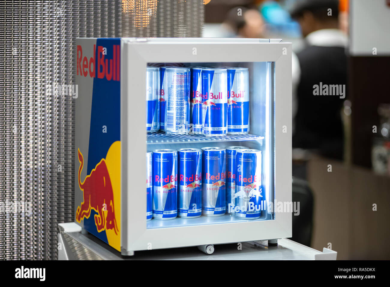 Kiew, Ukraine, 28. September 2018. Red Bull Kühlschrank der Marke mit einer  Menge Aluminiumdosen Stockfotografie - Alamy