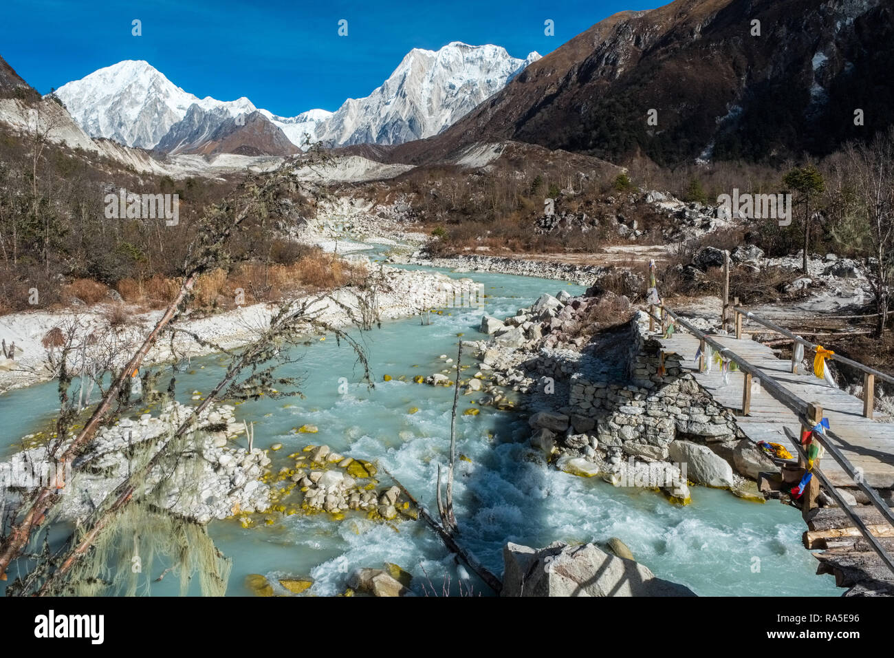 Fußgängerbrücke über eine eiszeitliche Fluss in die Annapurna Conservation Area, Nepal Himalaya Stockfoto Fußgängerbrücke über eine eiszeitliche Fluss in die Annapurna Conservation Area, Nepal Himalaya Stockfoto