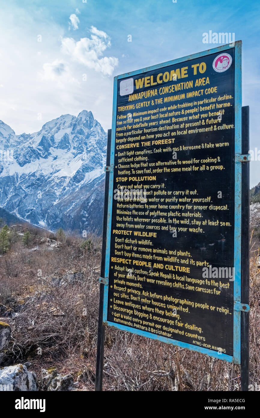 Schild einladend Trekker der Annapurna Conservation Area in Nepal Stockfoto Schild einladend Trekker der Annapurna Conservation Area in Nepal Stockfoto