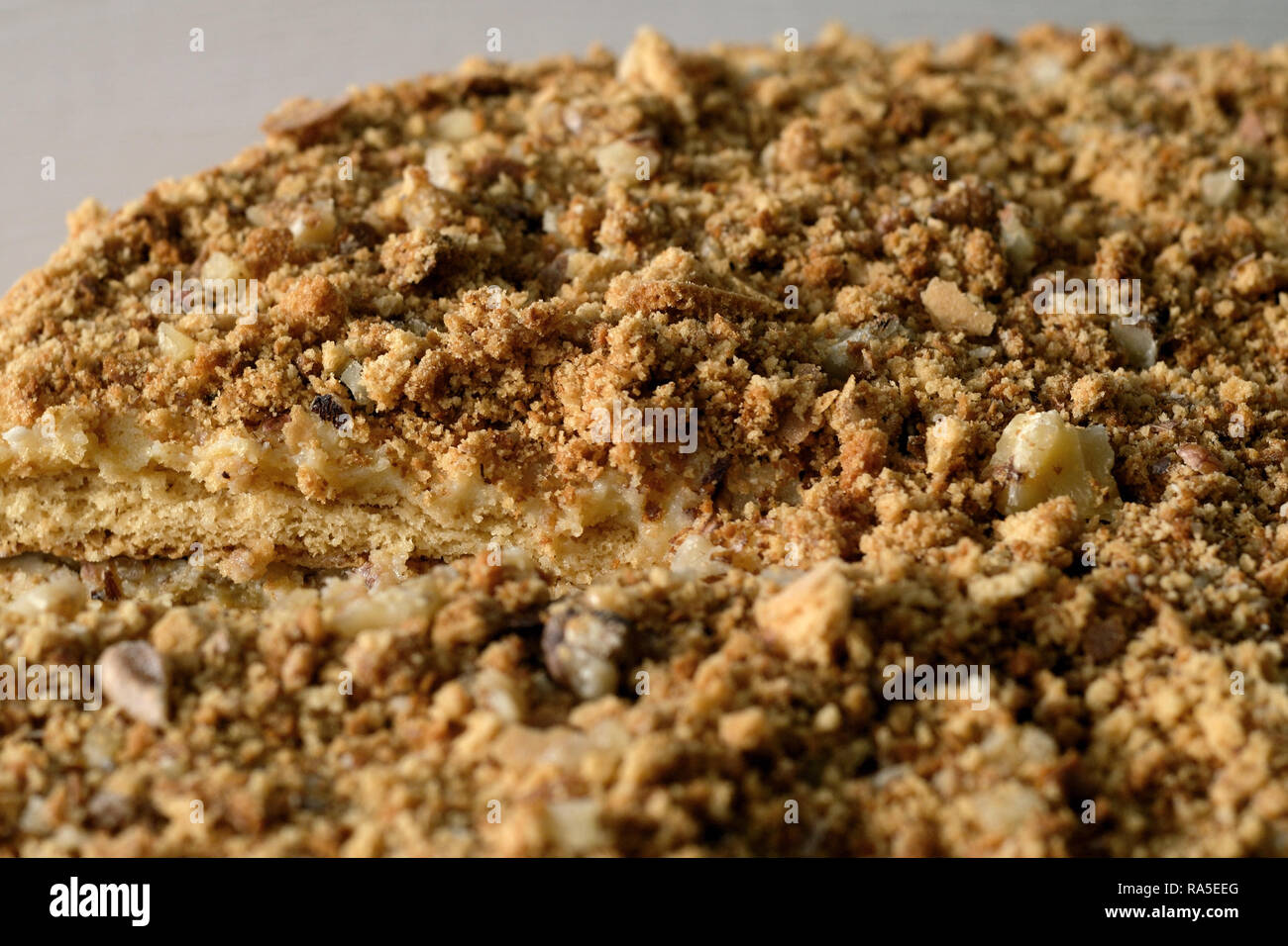 Süße Kuchen bestreut mit Muttern Nahaufnahme Stockfoto