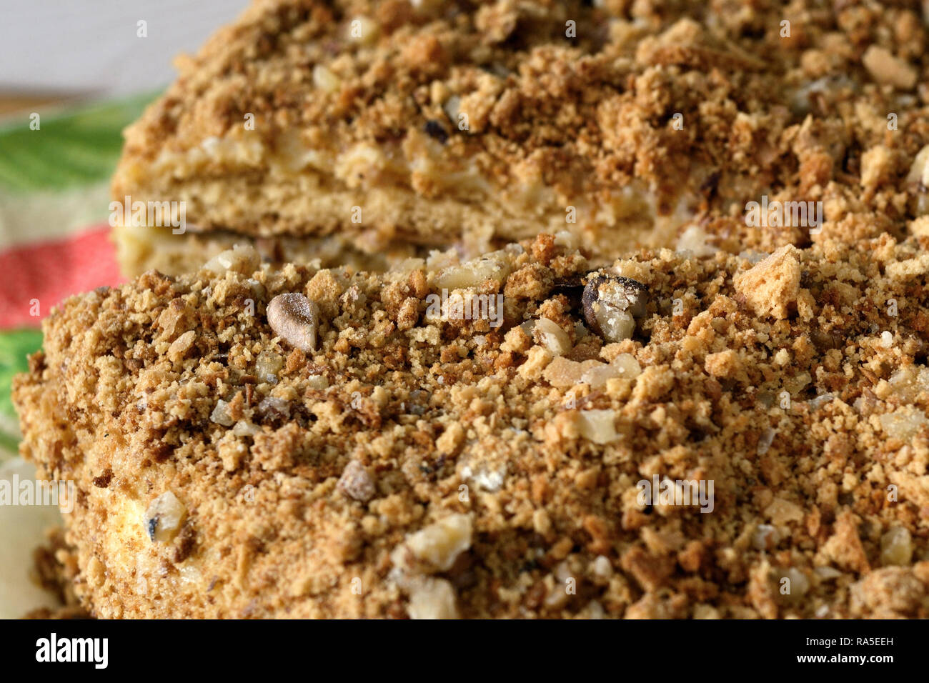 Süß lecker Kuchen bestreut mit Muttern Stockfoto