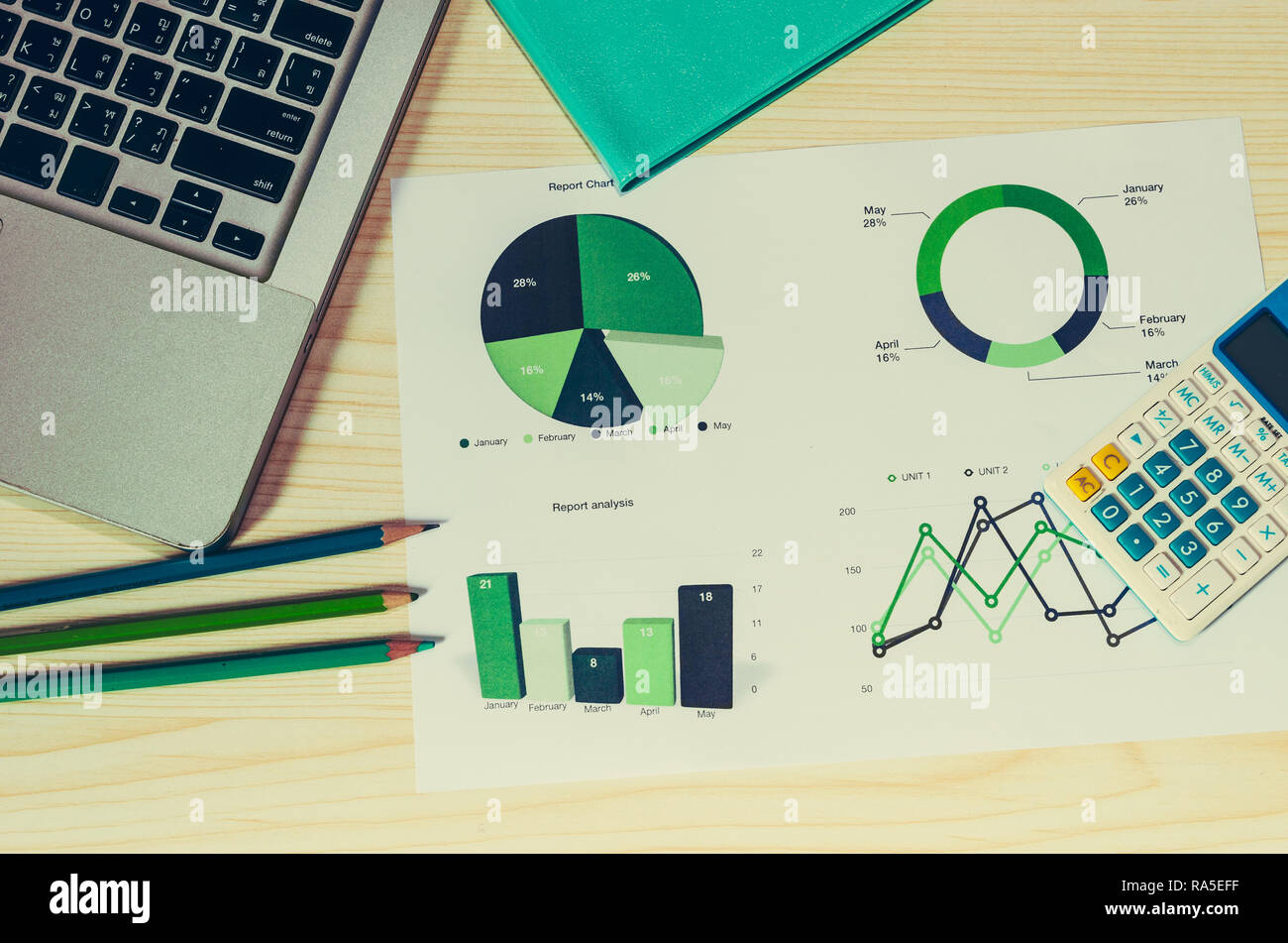 Laptop mit finanziellen Diagramme und Schaubilder. Stockfoto