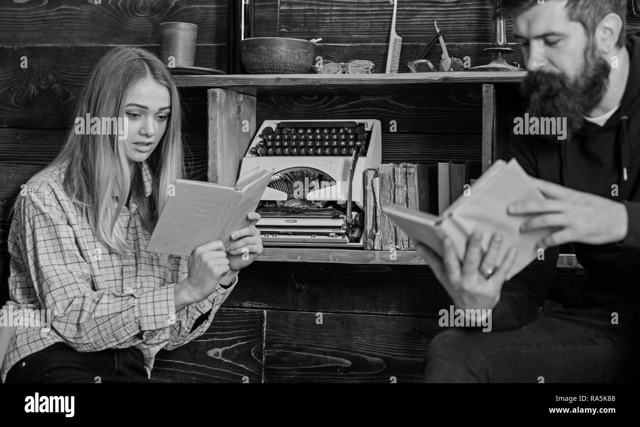 Gefühlvoller abend Konzept. Mädchen und Mann auf ruhigen Gesichtern Buch in warmer Atmosphäre. Familie verbringen den Abend mit Büchern, inneren Hintergrund. Vater flößt Liebe zu Büchern für seine Tochter. Stockfoto