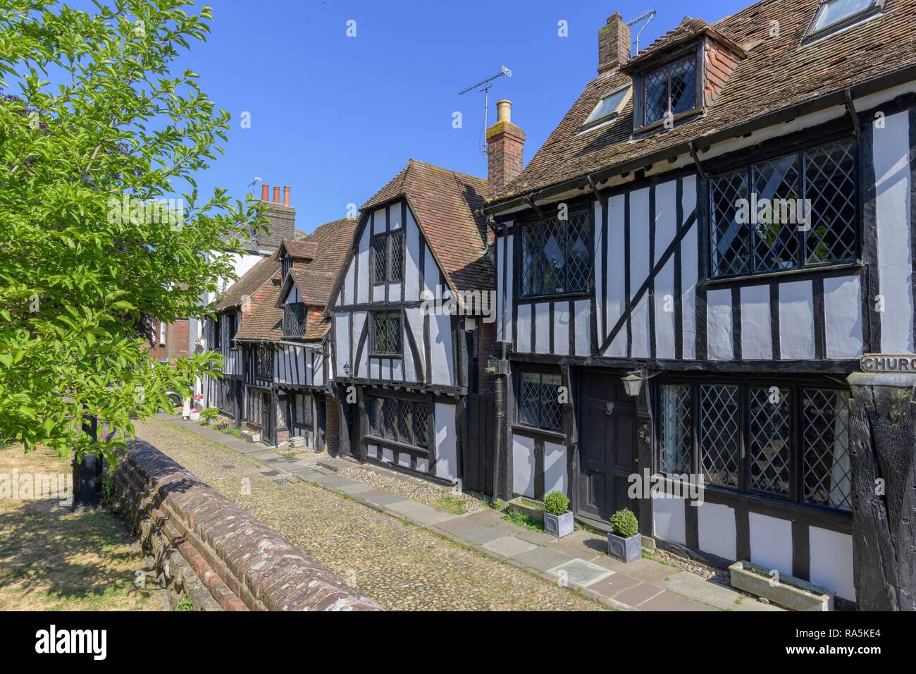 Alte Fachwerkhäuser am Kirchplatz, Roggen, England, Großbritannien Stockfoto