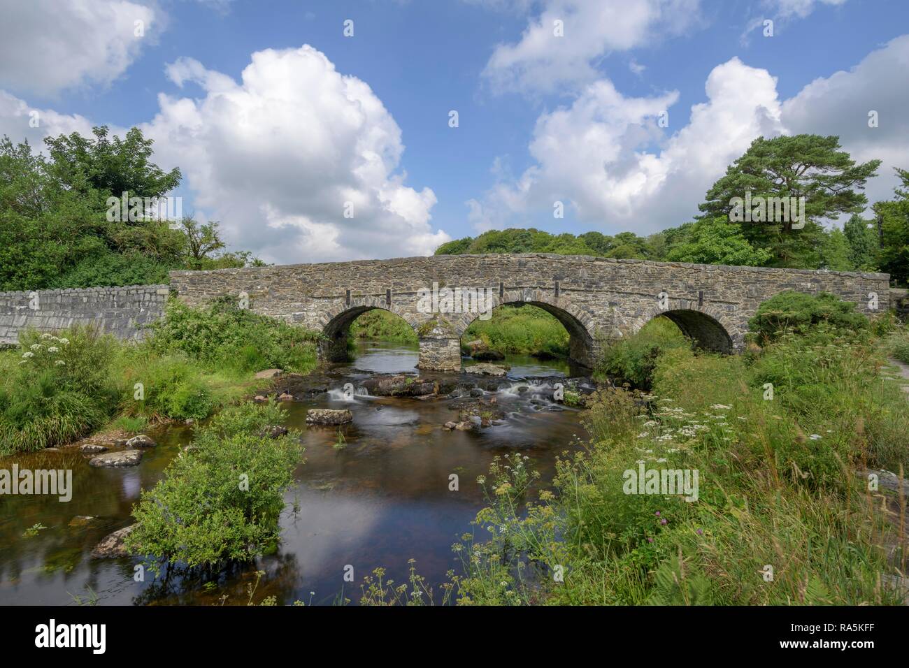 Alte Straße Brücke, Postbridge NP, Dartmoor, England, Großbritannien Stockfoto