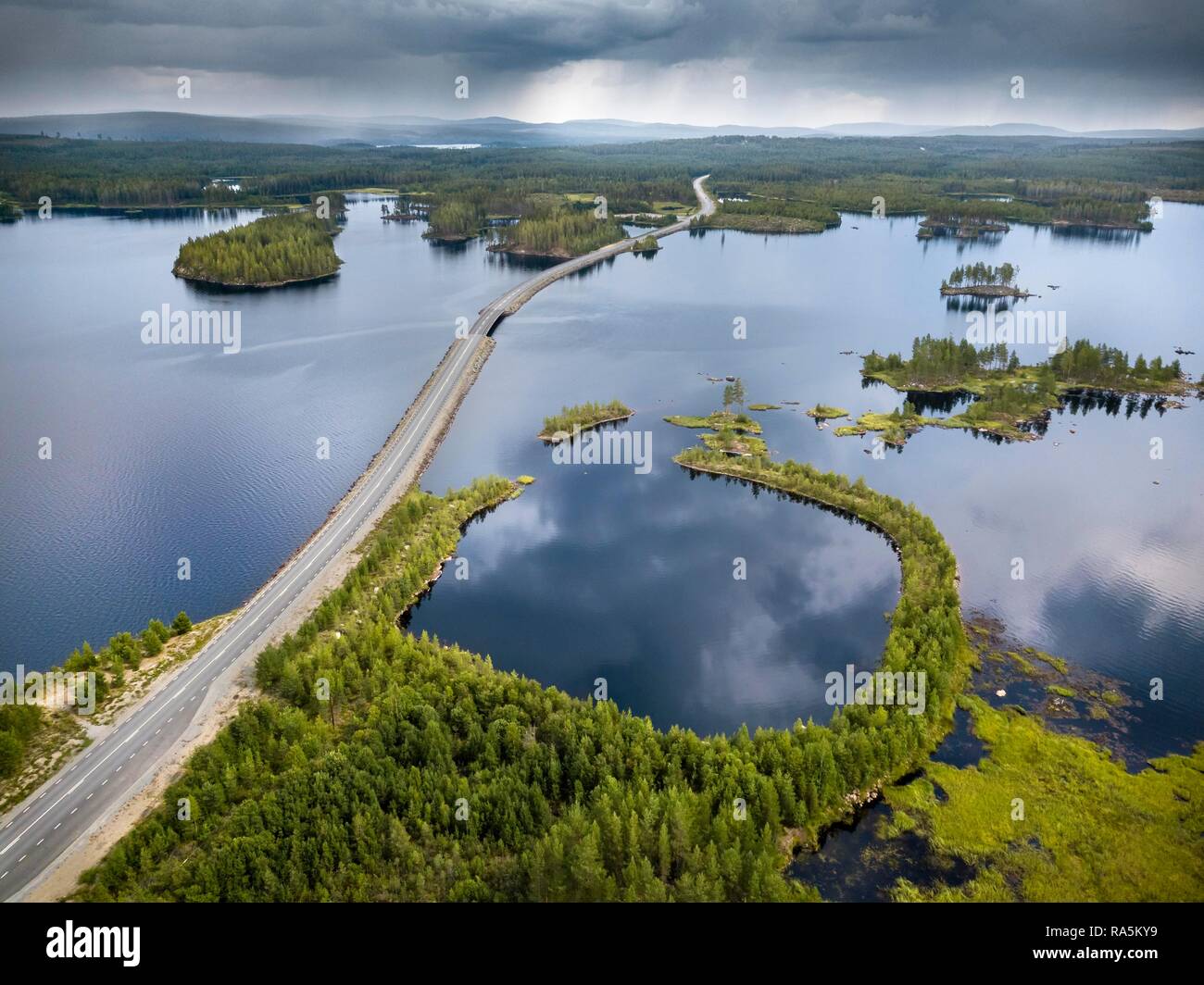 Drohnen geschossen, kurvenreiche Straße führt durch Seenlandschaft, boreal, Arktis Koniferen auf kleinen Inseln, Frederika, Västerbottens län Stockfoto