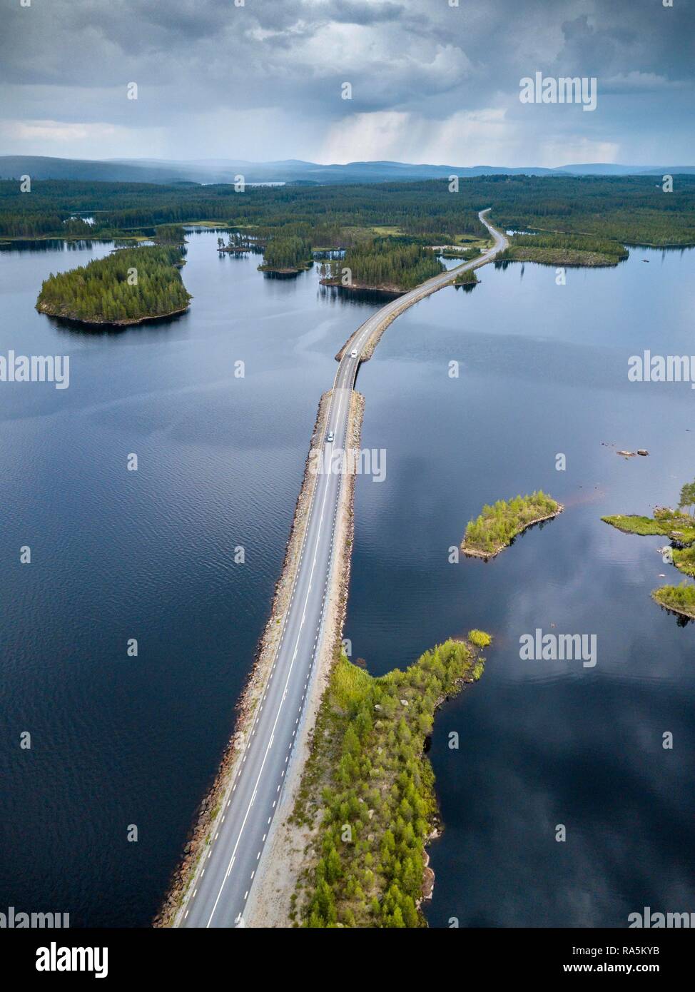 Drohnen geschossen, kurvenreiche Straße führt durch Seenlandschaft, boreal, Arktis Koniferen auf kleinen Inseln, Frederika, Västerbottens län Stockfoto
