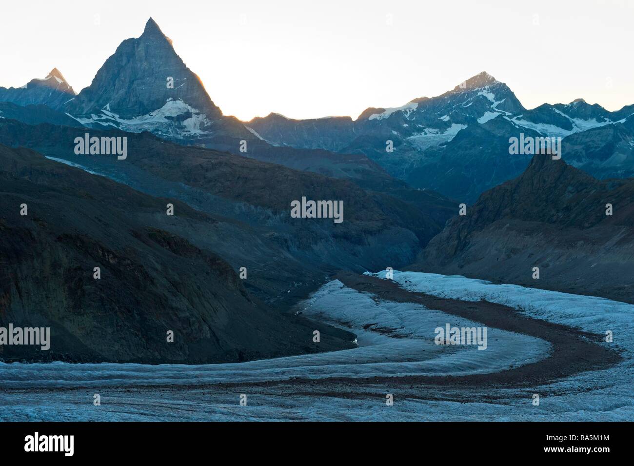 Dämmerung am Gornergletscher, dahinter von links nach rechts die Gipfel Dent d'Herens, Matterhorn, Dent Blanche, Zermatt, Wallis Stockfoto