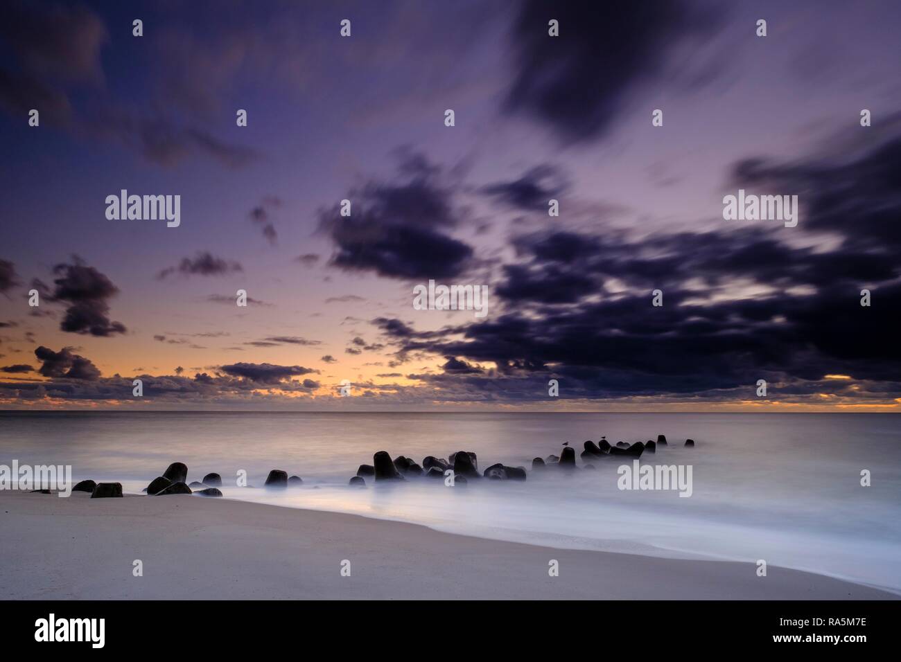 Konkrete Bausteine als Schutz der Küste am Strand von Hörnum im Abendlicht, Sylt, Nordfriesland, Schleswig-Holstein Stockfoto