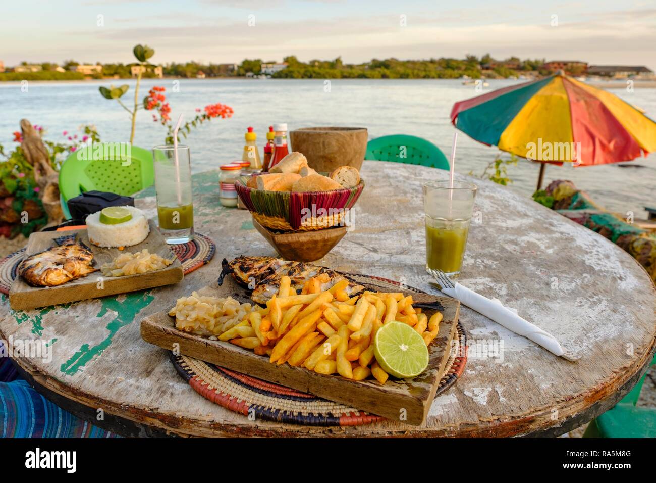 Gegrillter Fisch mit Pommes, Beach bar Rasta Paradies, Somone, Region Thiès, Senegal Stockfoto