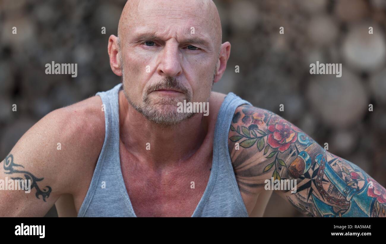 Porträt, Mann mit Glatze und Tattoo, ernsten Blick, Deutschland Stockfoto