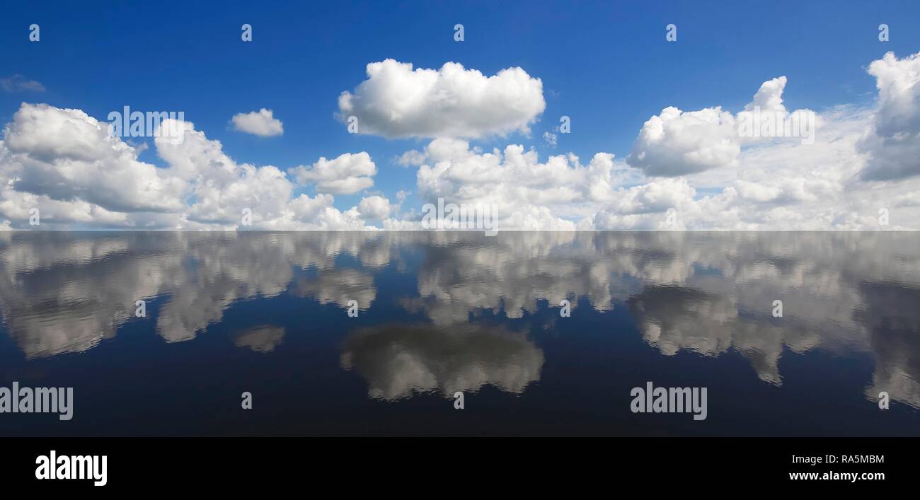Wolken im blauen Himmel im Wasser spiegelt, Mecklenburg-Vorpommern, Deutschland Stockfoto