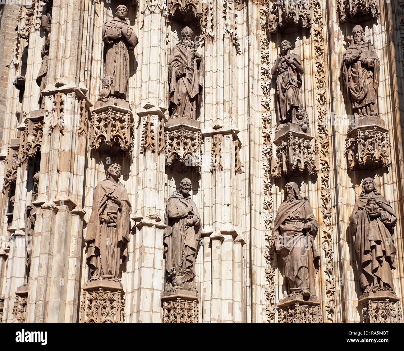 Figuren aus Stein am Eingang Portal, die Kathedrale Santa María de la Sede in Sevilla, UNESCO-Weltkulturerbe, Andalusien, Spanien Stockfoto