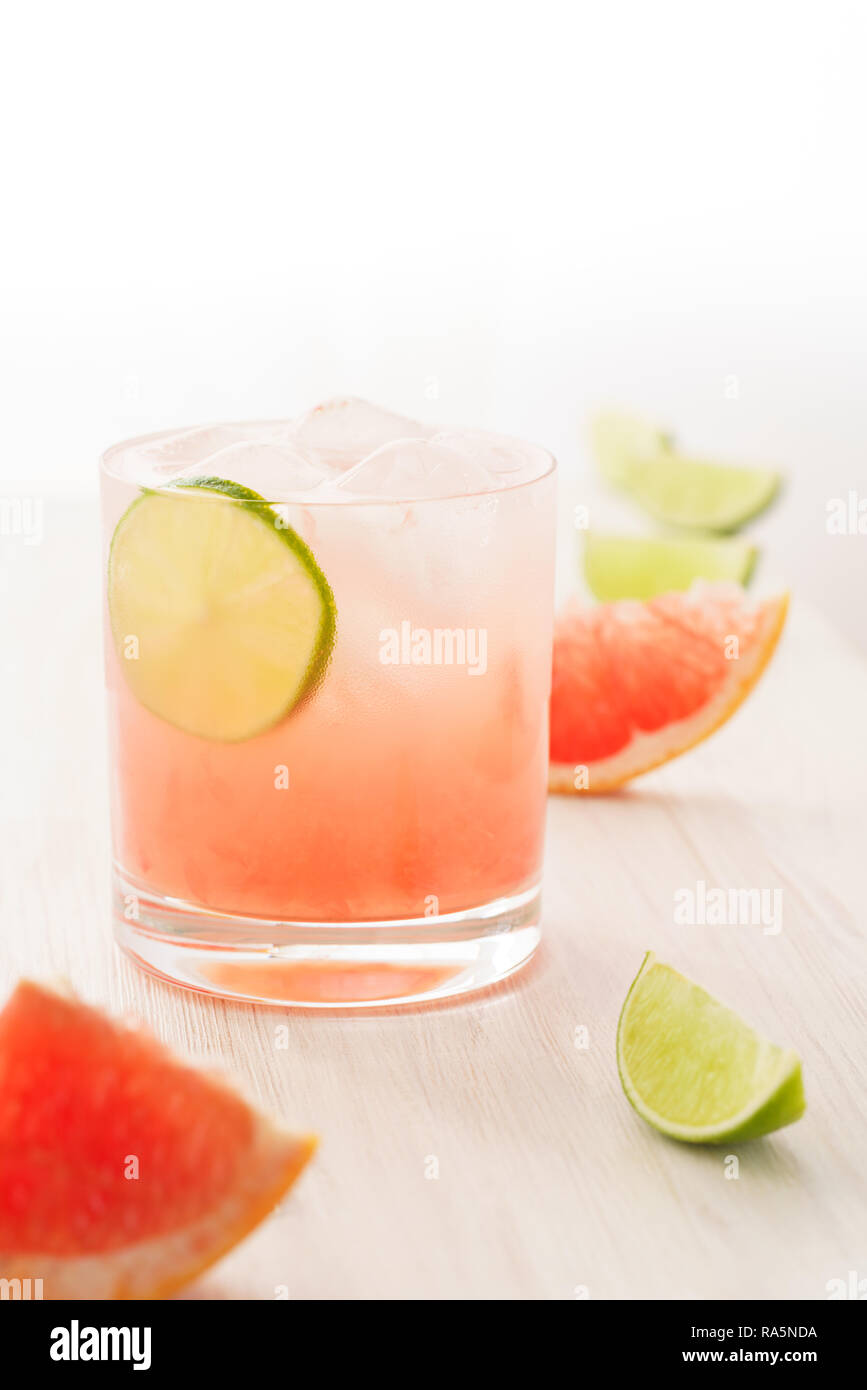 Paloma cocktail serviert mit Grapefruit und Limette Schichten. Weiß Holz- Hintergrund, hohe Auflösung Stockfoto