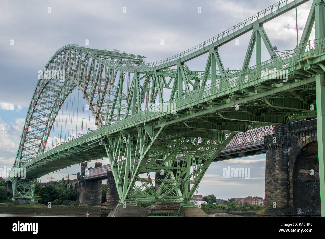 Blick auf das Silberne Jubiläum Brücke überspannt den Fluss Mersey zwischen Widnes und Runcorn Stockfoto