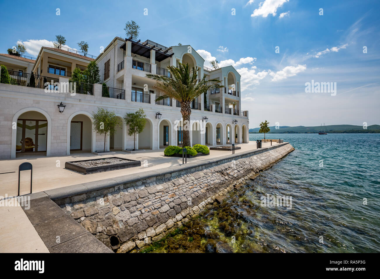 TIVAT MONTENEGRO - 16. MAI 2017: Luxus Wohngebäude an der Küste der Adria gebaut. Sonnige ruhige Frühling Stockfoto