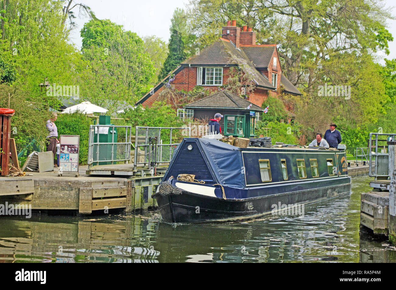 Schmalen Boot, Lock Keepers House, Sonning Lock, Themse, Berkshire Stockfoto