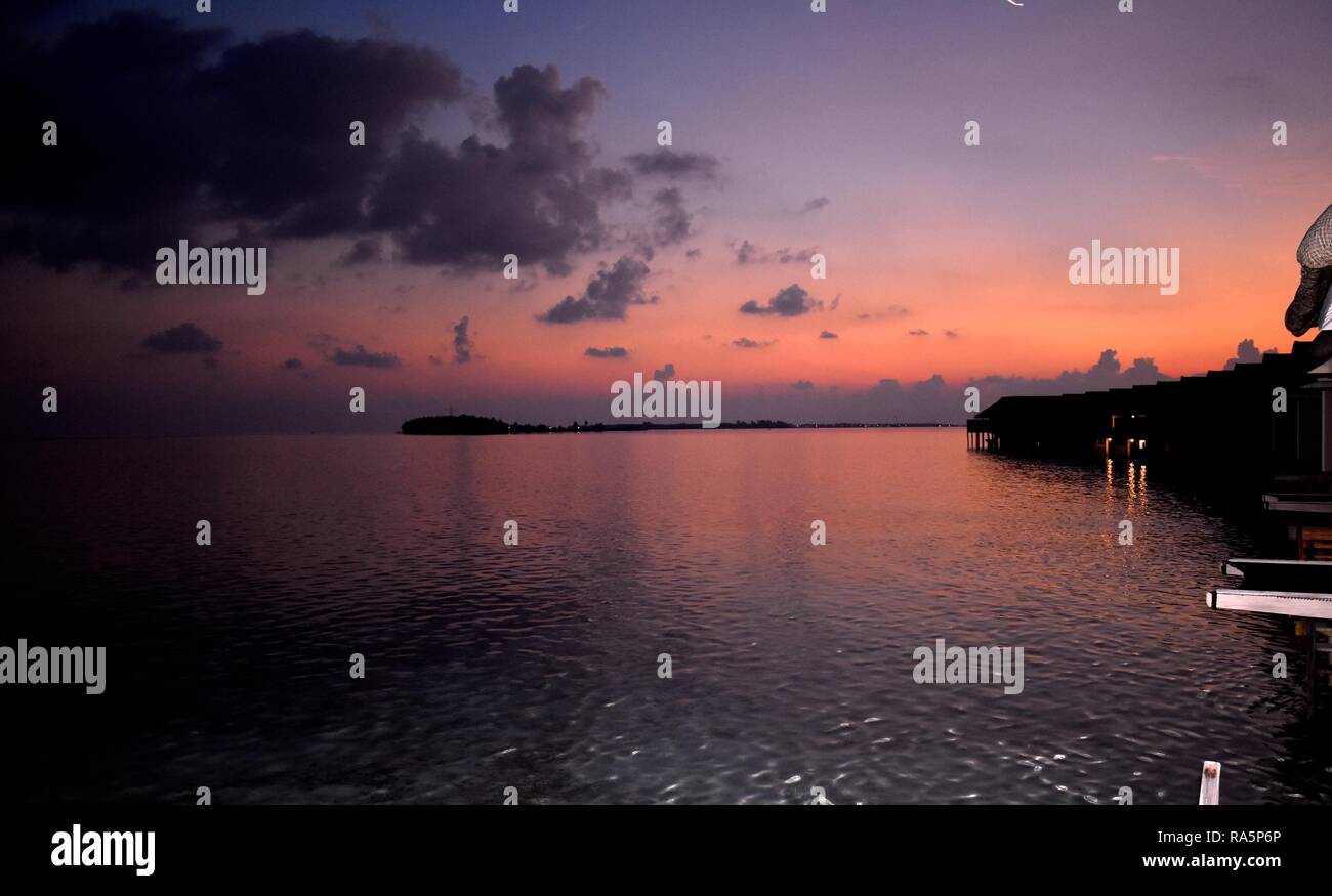 Schönen Sonnenuntergang und violetten Himmel im Paradies auf den Malediven, Indischer Ozean Stockfoto