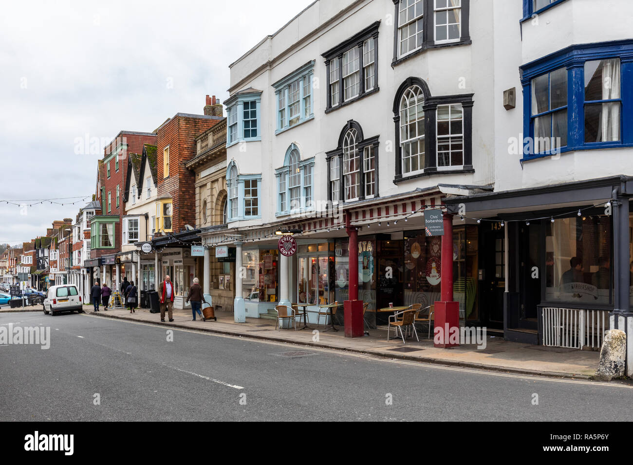 Geschäfte und farbenfrohe Architektur in der High Street von Marlborough, Wiltshire, England, Großbritannien Stockfoto