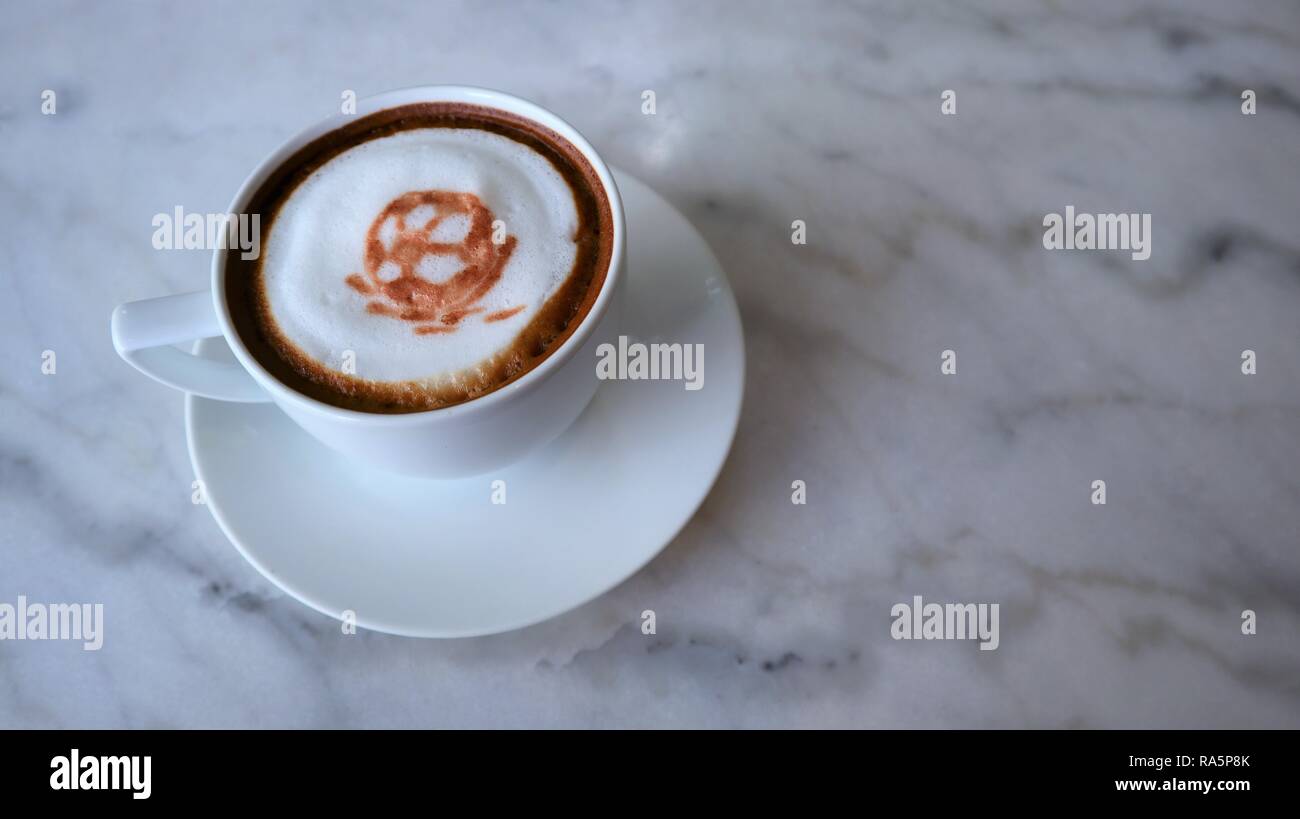 3d-Fußball latte Art Kaffee auf dem marmortisch im Cafe Stockfoto