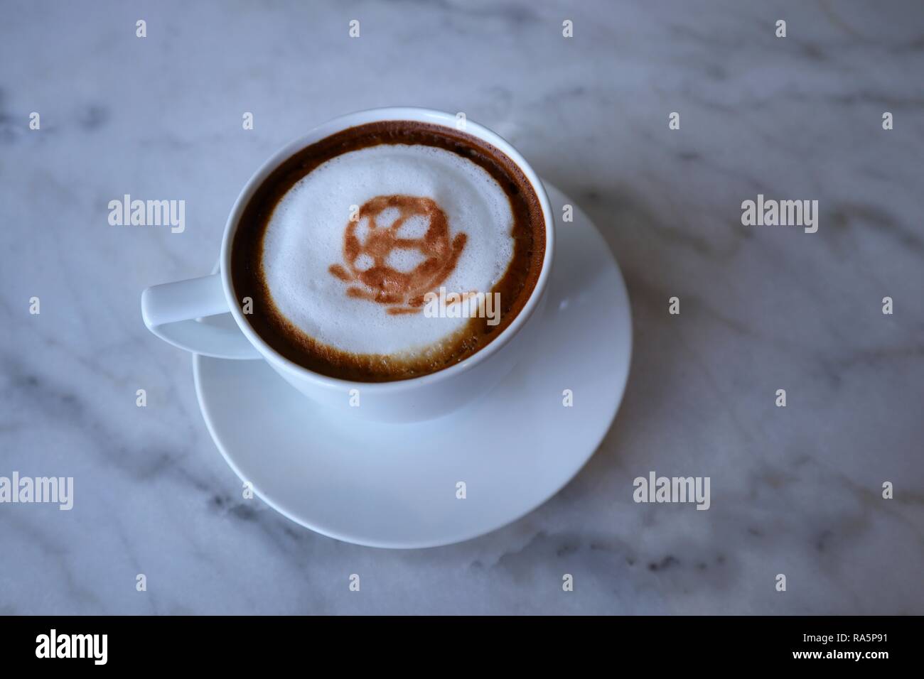 3d-Fußball latte Art Kaffee auf dem marmortisch im Cafe Stockfoto