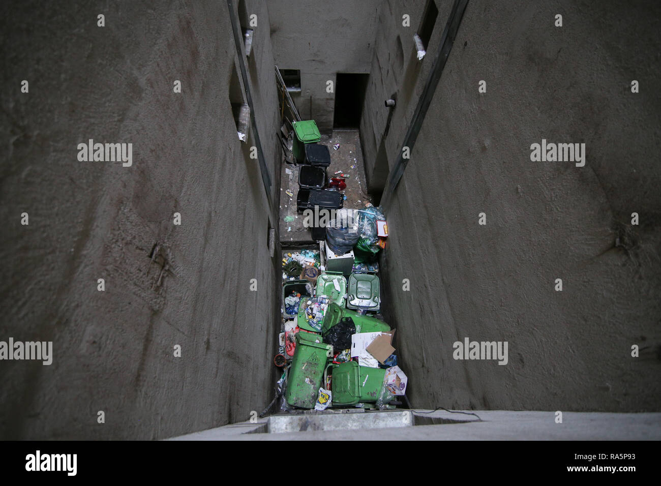 Bukarest, Rumänien - Januar 1, 2019: voller Müll und sehr schmutzig Müllcontainer in einem großen Wohnblock in Bukarest. Stockfoto