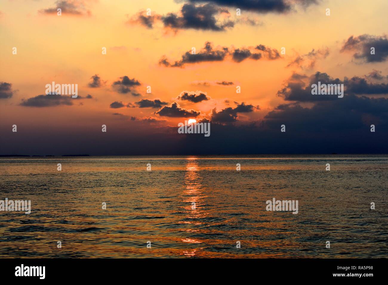 Schönen Sonnenuntergang im Paradies auf den Malediven, Indischer Ozean Stockfoto