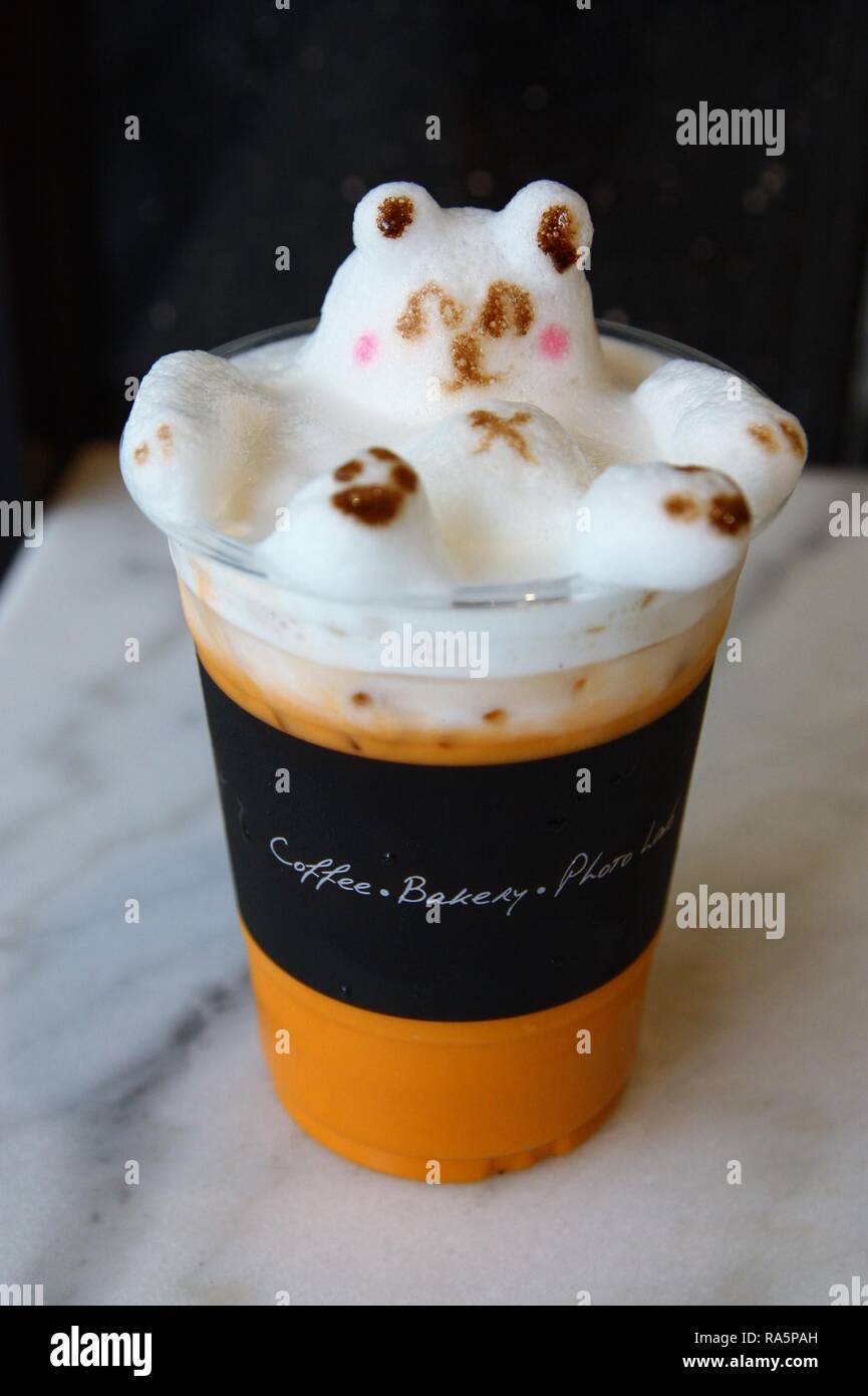3d-niedlichen Bären Milch Kaffee latte Schaum im Cafe Stockfoto