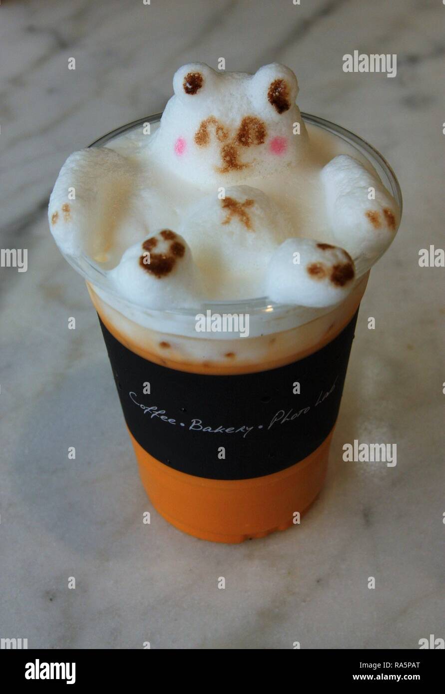 3d-niedlichen Bären Milch Kaffee latte Schaum im Cafe Stockfoto