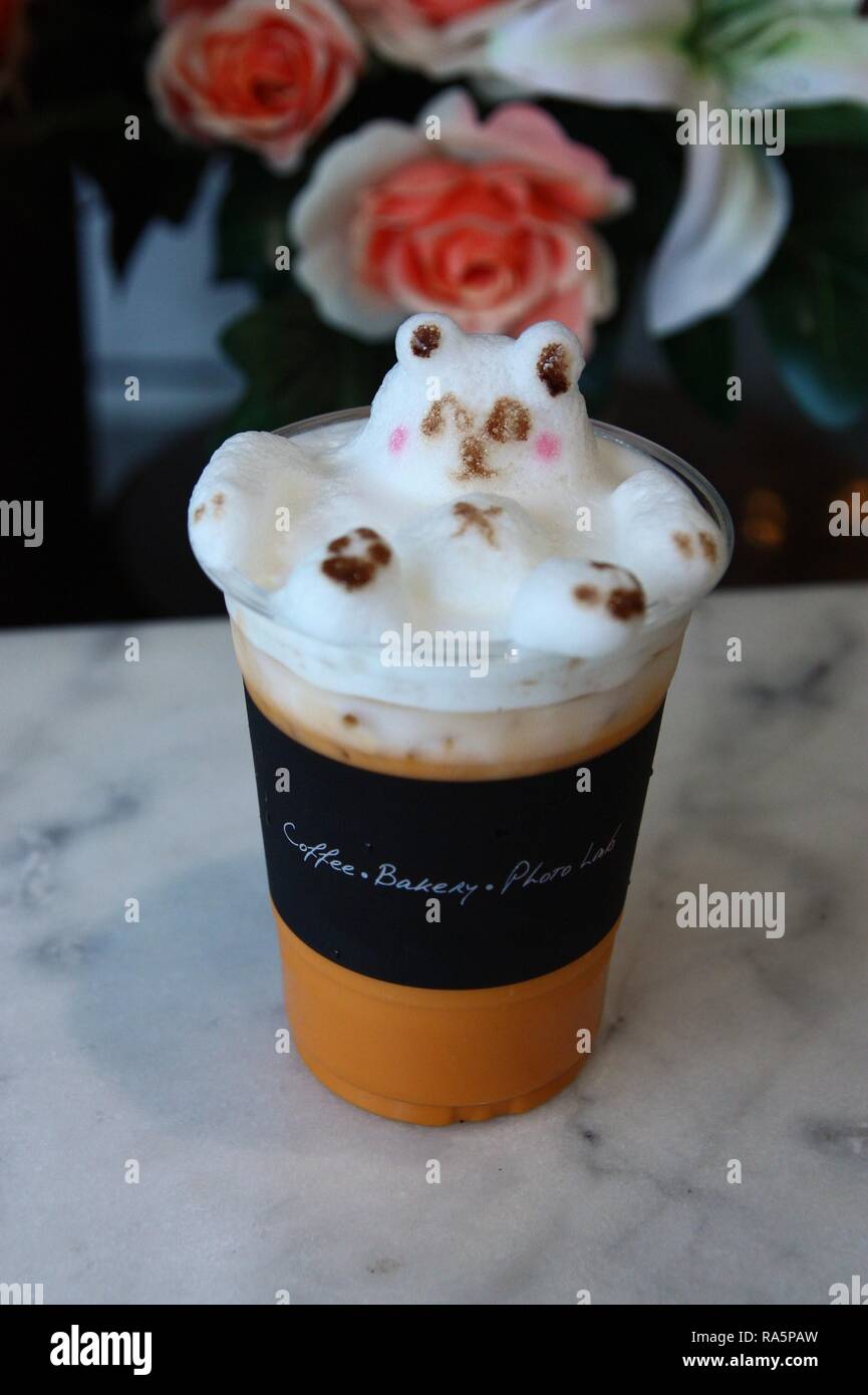 3d-niedlichen Bären Milch Kaffee latte Schaum im Cafe Stockfoto