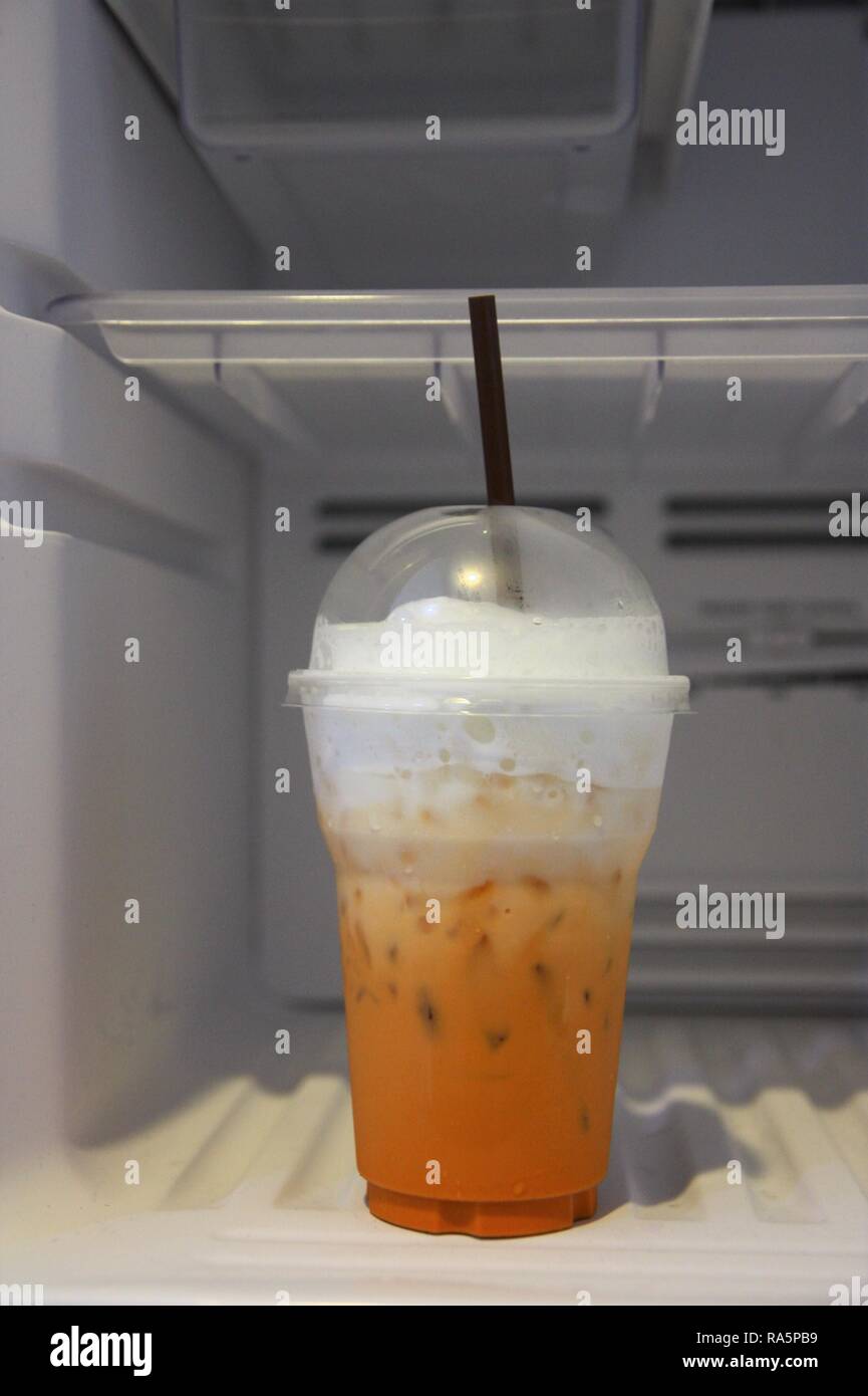 Frisches Eis Milch Kaffee im Gefrierschrank, Kühlschrank Stockfoto