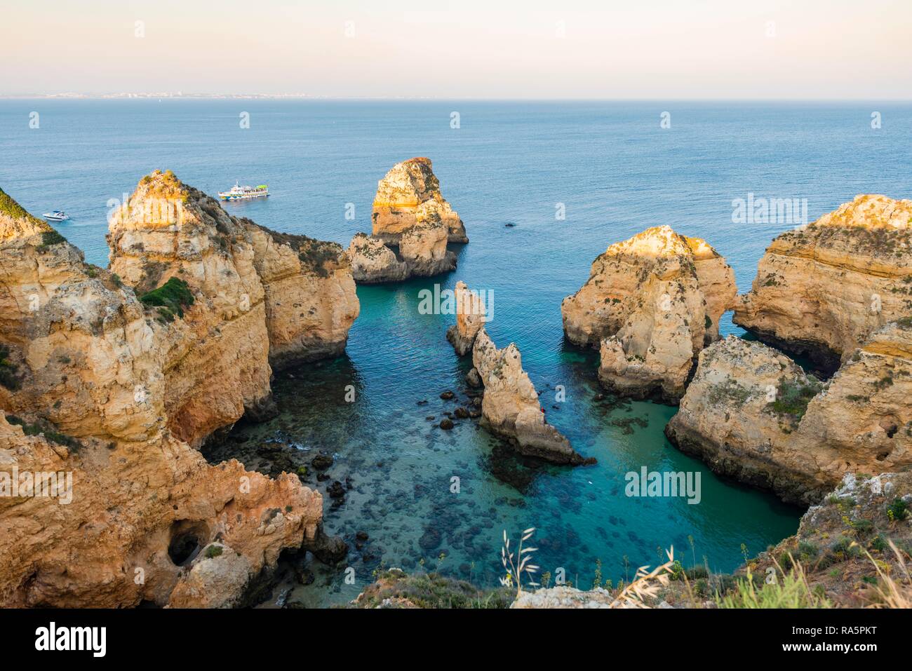 Ponta da Piedade, Schroffe Felsenküste von Sandstein, Felsformationen im Meer, Algarve, Lagos, Portugal Stockfoto